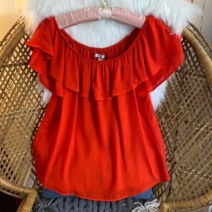 Shoulderless top with beautiful ruffle.